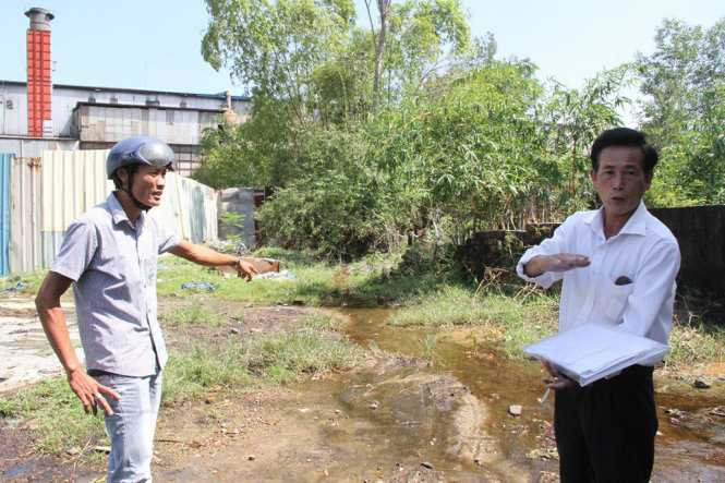 Nước rỉ từ nhà máy thép chảy ra khu dân cư - Ảnh: ĐOÀN CƯỜNG