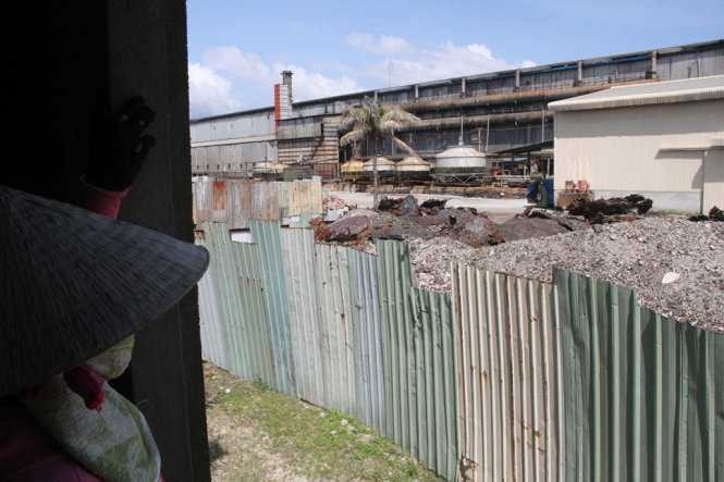 Khu vực bãi thải của nhà máy thép nằm sát với nhà dân - Ảnh: ĐOÀN CƯỜNG