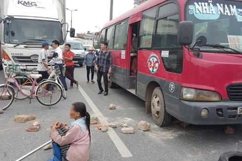 vi sao dan mang gach da chan duong bac thang long-noi bai? hinh 1