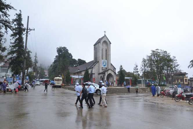 Thị trấn Sa Pa chìm trong rét hại - Ảnh: HỒNG THẢO