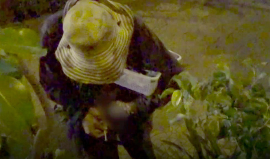 Khoảng 1 - 2 giờ, y lại lấy kim tiêm ra chích ma tuý - Ảnh: Quốc Chiến