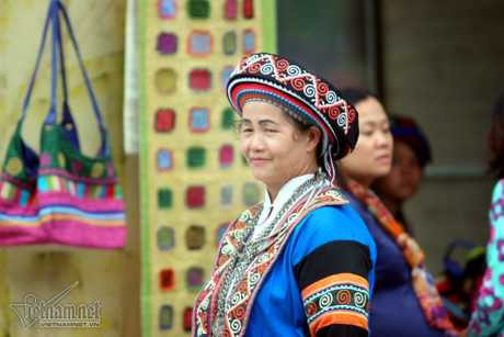 Selfie ben rung hoa tam giac mach giua Ha Noi - Anh 15