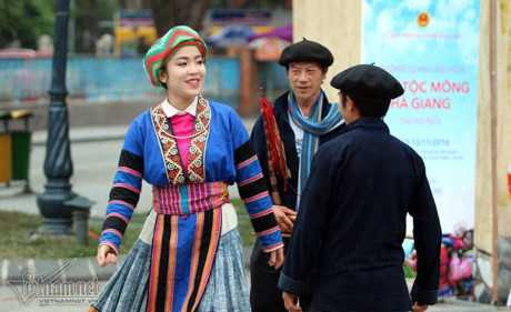 Selfie ben rung hoa tam giac mach giua Ha Noi - Anh 16