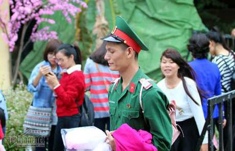 Selfie ben rung hoa tam giac mach giua Ha Noi - Anh 4