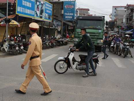 'Giật mình' khi thấy CSGT, nam thanh niên ngã ra đường - ảnh 6