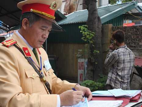 'Giật mình' khi thấy CSGT, nam thanh niên ngã ra đường - ảnh 5