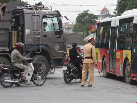 'Giật mình' khi thấy CSGT, nam thanh niên ngã ra đường - ảnh 2
