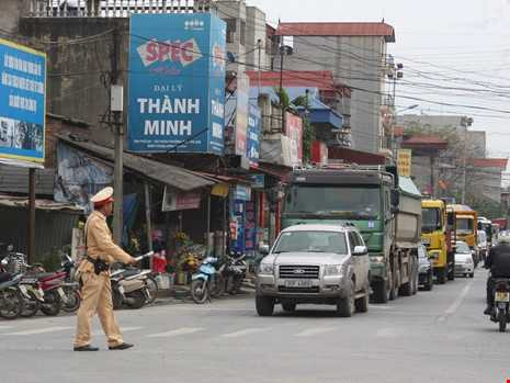 'Giật mình' khi thấy CSGT, nam thanh niên ngã ra đường - ảnh 1