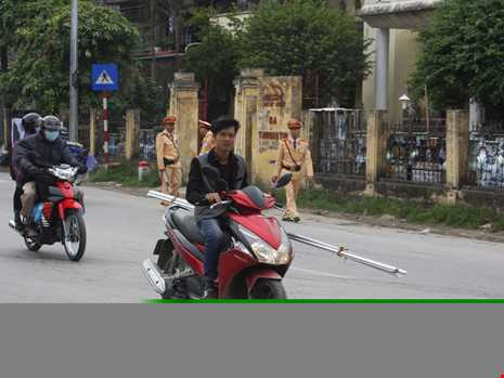 'Giật mình' khi thấy CSGT, nam thanh niên ngã ra đường - ảnh 3