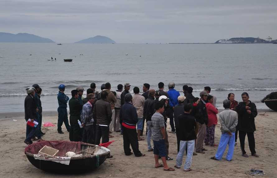 tau-ca-gap-nan-giua-song-to-gio-lon-4-ngu-dan-mat-tich-tren-bien-2