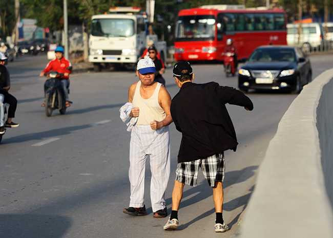 coi tran tap the duc vi nang gat giua mua dong hinh anh 1