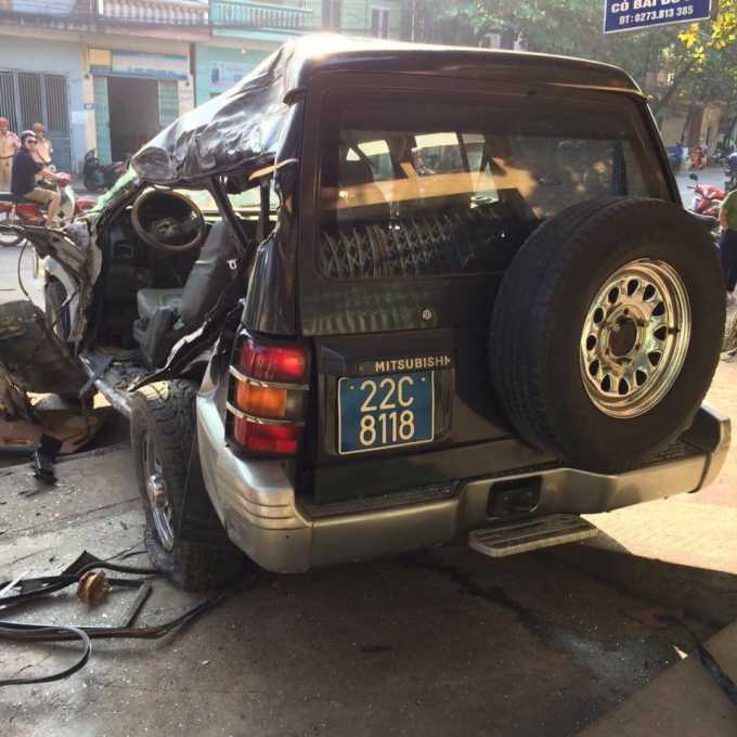 Xe 7 chỗ hư hỏng nặng sau cú va chạm.