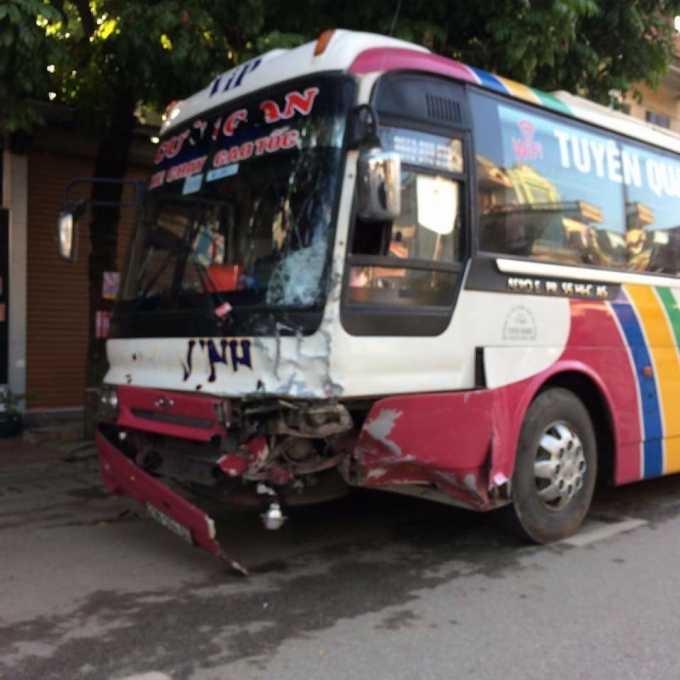 Xe khách hư hỏng nhẹ phần đầu.