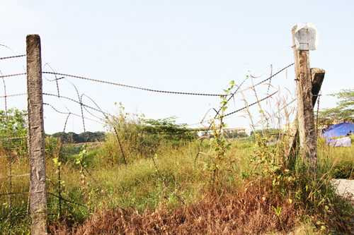 Trung tâm Quản lý và Phát triển khu đô thị ĐHQG TP HCM từ lâu đã rào chắn dây thép xung quanh các hồ đá, cảnh báo nguy hiểm nhưng nhiều nơi bị người dân cắt phá để vào chơi.