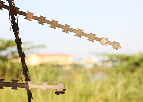 Tại hồ đá trước Trung tâm Giáo dục quốc phòng có hơn 10 đoạn rào chắn thép bị người dân cắt, tạo thành những lỗ thủng vừa đủ một người chui. 