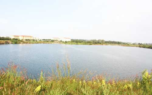 Khu hồ đá làng Đại học Quốc gia TP HCM (thuộc phường Đông Hòa, thị xã Dĩ An, Bình Dương) gồm các hồ tập trung quanh Trung tâm Giáo dục quốc phòng, Ký túc xá Khu B, trường Đại học Quốc tế. Hồ có không gian đẹp, mát mẻ nên khá đông sinh viên, người dân đến hóng mát mỗi buổi chiều.