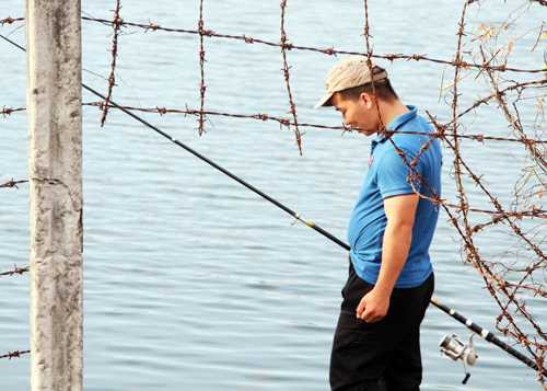 Khá đông người đến hồ câu cá. Khi bị nhắc nhở thì họ nói 