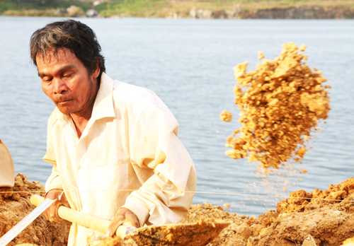 Trước tình trạng này, trung tâm đang làm lại rào chắn quanh bờ hồ và những nơi bị người dân phá dỡ, đồng thời thay thế hàng loạt biển cảnh báo mới.