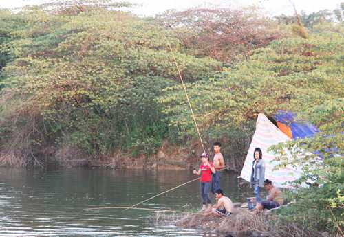 Hồ đá có nước sâu và rất lạnh nên chỉ cần sơ suất trượt chân ngã cũng gây ra hậu quả khôn lường. 