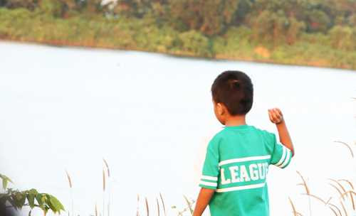 Trẻ em cũng được cha mẹ dắt vào hồ để đùa nghịch. Nhiều sinh viên, các cặp vợ chồng mới cưới... chọn nơi này chụp hình lưu niệm. Để có những tấm ảnh đẹp, nhiều người không ngại đứng sát bên bờ hồ hoặc trên các mỏm đá.