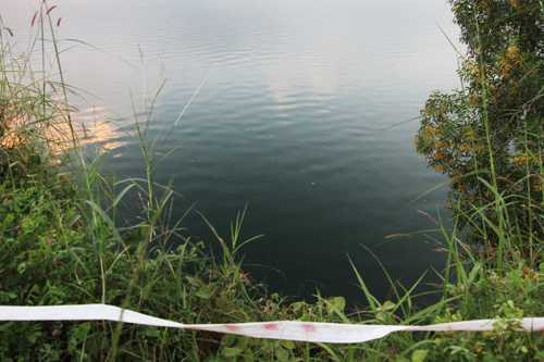 Phía trong, nhiều đoạn đường ven bờ hồ rất hẹp được giăng dây cảnh báo nhưng người dân vẫn phớt lờ. 