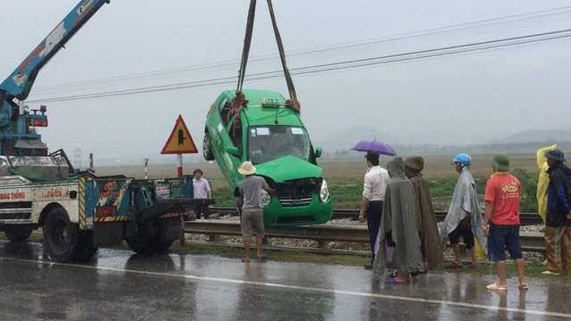 Hiện chiếc xe đã được cẩu đi khỏi hiện trường vụ tai nạn.