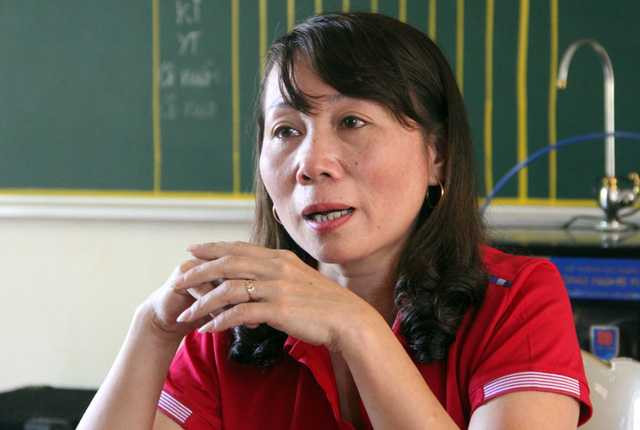 Cô Ngô Thị Hà, Hiệu trưởng nhà trường bật khóc khi nhớ lại cảnh tượng các cô giáo vượt lũ dữ đến trường để kịp thu dọn đồ đạc tránh bị nước nhấn chìm.