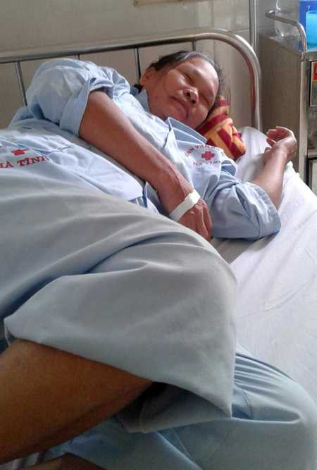 Thật không may cô Oanh đã té ngã lúc trèo cửa sổ lau chùi bùn đất. Những ngày cô nằm viện, giấc ngủ chập chờn cứ ngỡ mình vẫn đang tiếp tục lau dọn bùn đất để trẻ kịp trở lại trường.