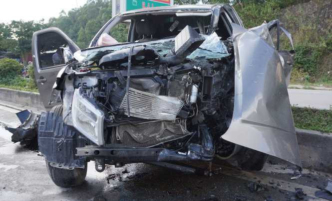 Chiếc xe bán tải bị hư hỏng nặng sau khi đâm vào đuôi xe tải-Ảnh: Hà Đồng