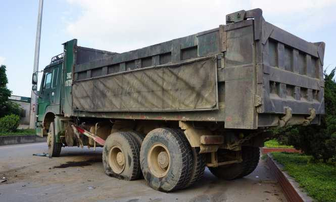 Chiếc xe tải bị nổ lốp, nằm chắn ngang trên quốc lộ 1A - Ảnh: Hà Đồng