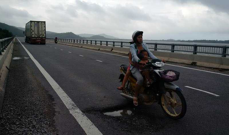 Đường 2.700 tỷ vừa xong đã nứt, vá