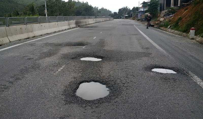 Đường 2.700 tỷ vừa xong đã nứt, vá