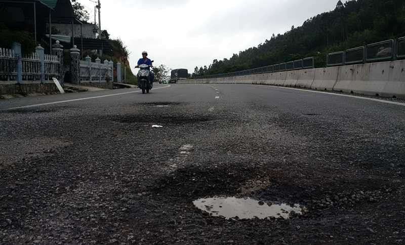 Đường 2.700 tỷ vừa xong đã nứt, vá