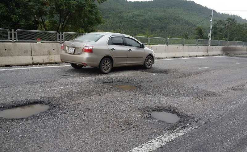 Đường 2.700 tỷ vừa xong đã nứt, vá