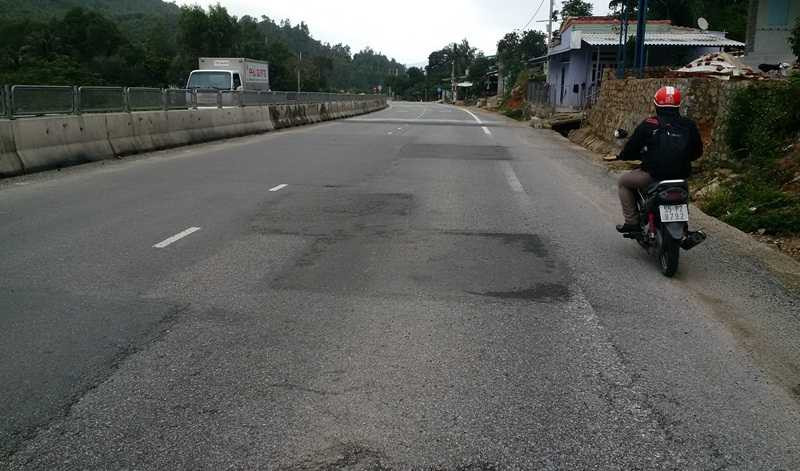 Đường 2.700 tỷ vừa xong đã nứt, vá