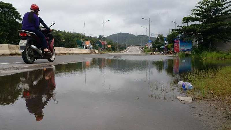 Đường 2.700 tỷ vừa xong đã nứt, vá