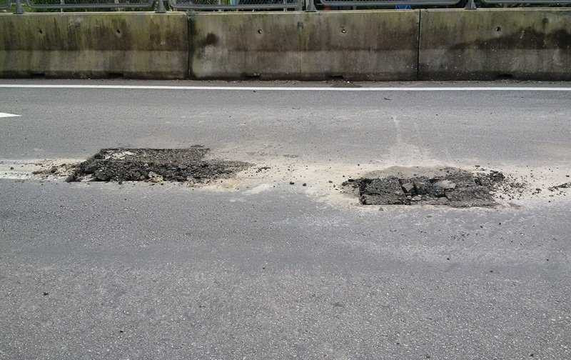 Đường 2.700 tỷ vừa xong đã nứt, vá