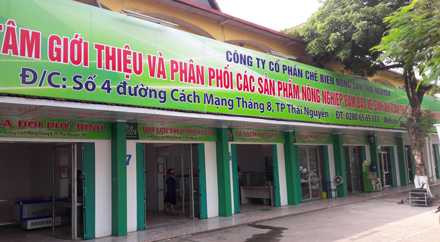 Cơ sở kinh doanh này của Cty Cổ phần Chế biến nông sản Thái Nguyên bị phát hiện bày bán giò, chả không rõ nguồn gốc xuất xứ và các nhân viên không đủ điều kiện về giấy khám sức khoẻ... để bán hàng