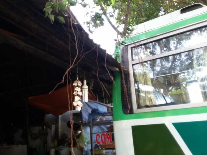 Xe buýt chạy lùi tông liên hoàn trong bến xe ĐHQG TP HCM