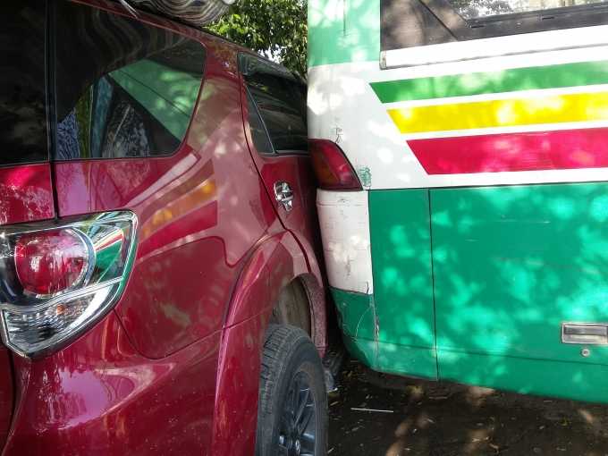 Xe buýt chạy lùi tông liên hoàn trong bến xe ĐHQG TP HCM