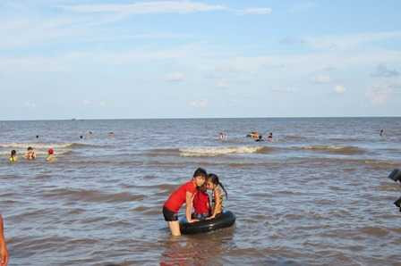 Bãi biển Cồn Bửng, nơi 2 nạn nhân bị nước cuốn trôi mất tích