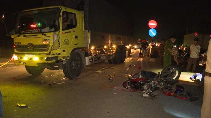 vinh-long-xe-mo-to-doi-dau-xe-tai-lam-hai-nguoi-tu