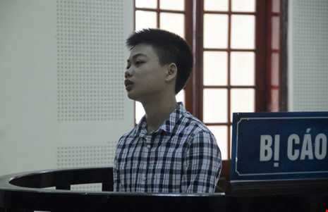 Đứng nói chuyện với bạn gái rồi rút dao đâm người - ảnh 1