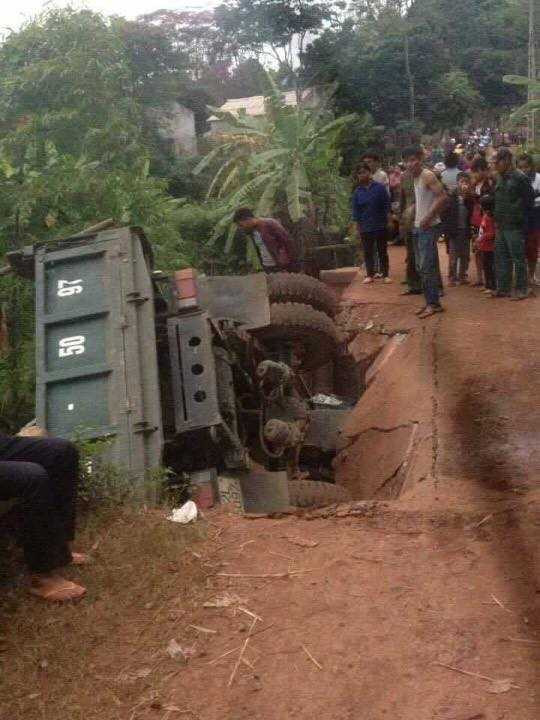 Rất đông người dân tập trung gần hiện trường tai nạn.