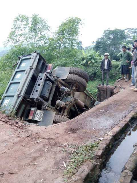 Do địa hình phức tạp, lực lượng cứu hộ chưa thể cẩu xe lên bờ.