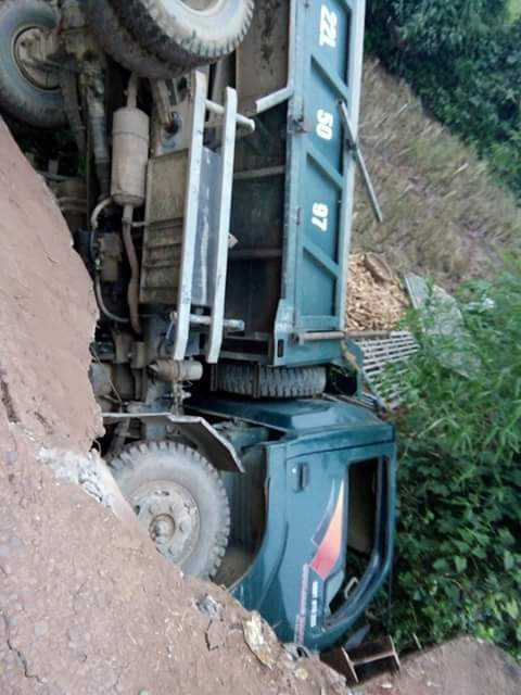 Chiếc xe cắm thẳng xuống suối theo chiều thẳng đứng.