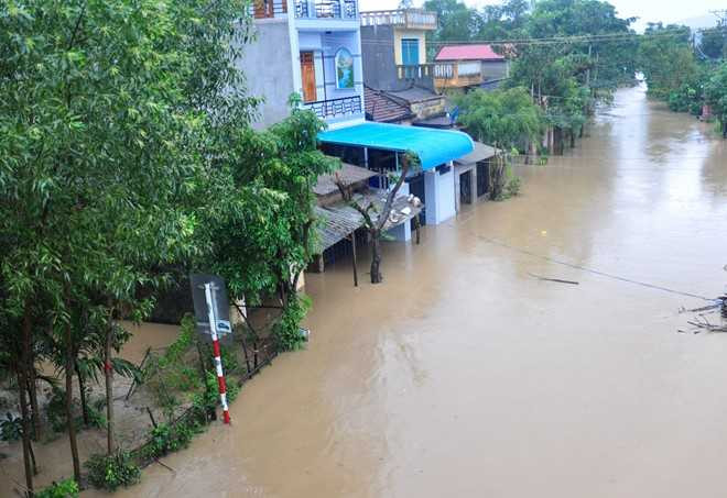 Hang nghin ho dan Binh Dinh bi co lap, ngap sau trong lu lon hinh anh 2