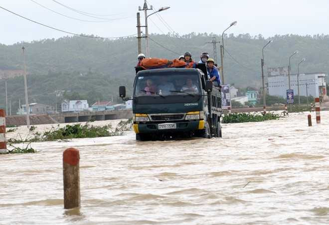 Hang nghin ho dan Binh Dinh bi co lap, ngap sau trong lu lon hinh anh 3