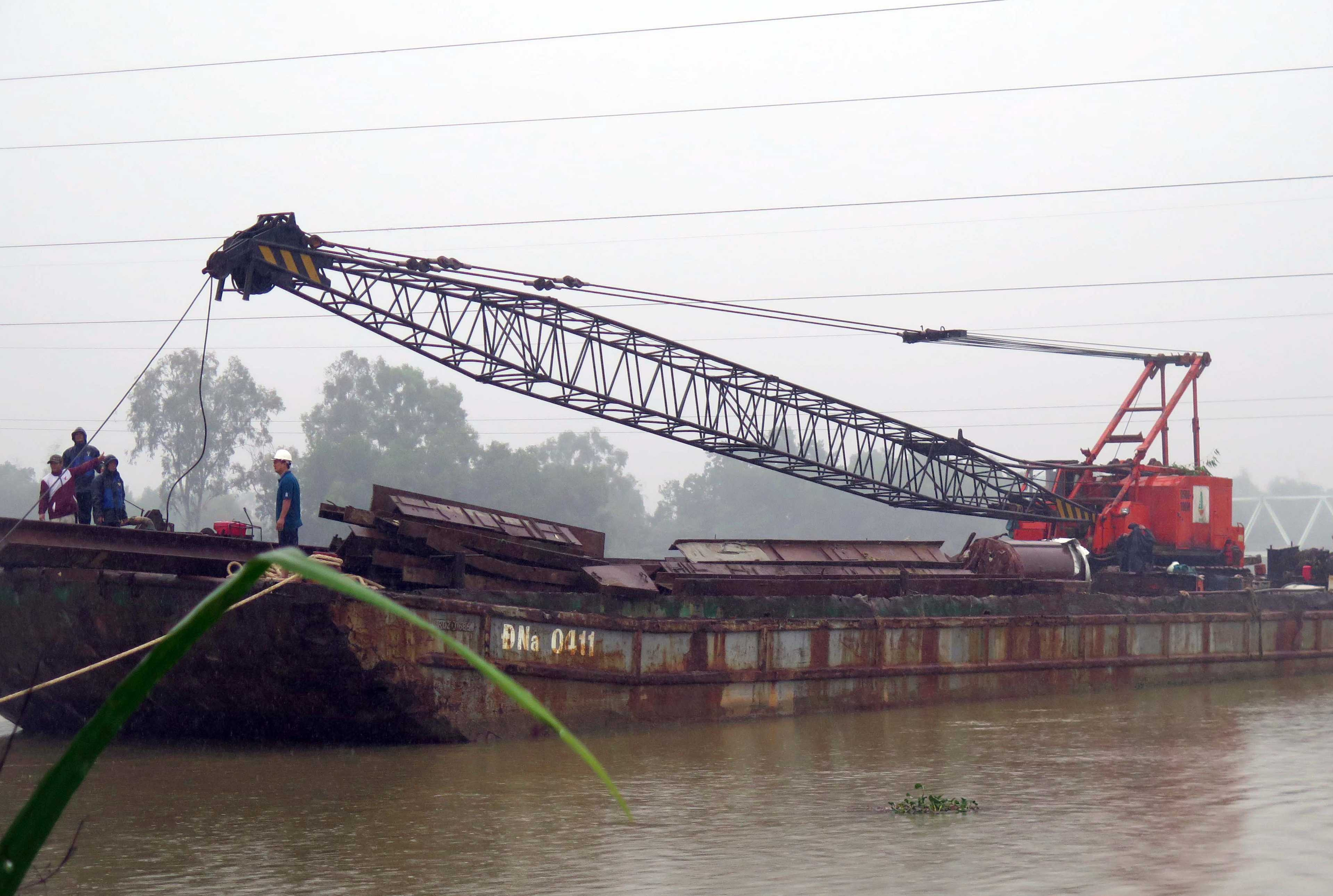 Sà lan đứt neo trôi tự do trên sông Tam Kỳ, 'va' đường dây 220kV - ảnh 1