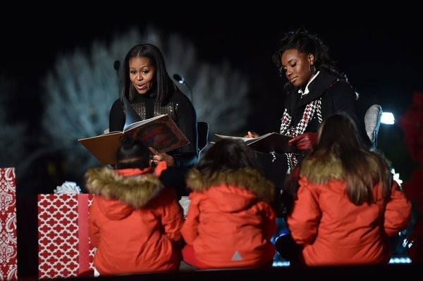 Gia dinh Obama thap sang cay thong Noel mung Giang sinh hinh anh 4